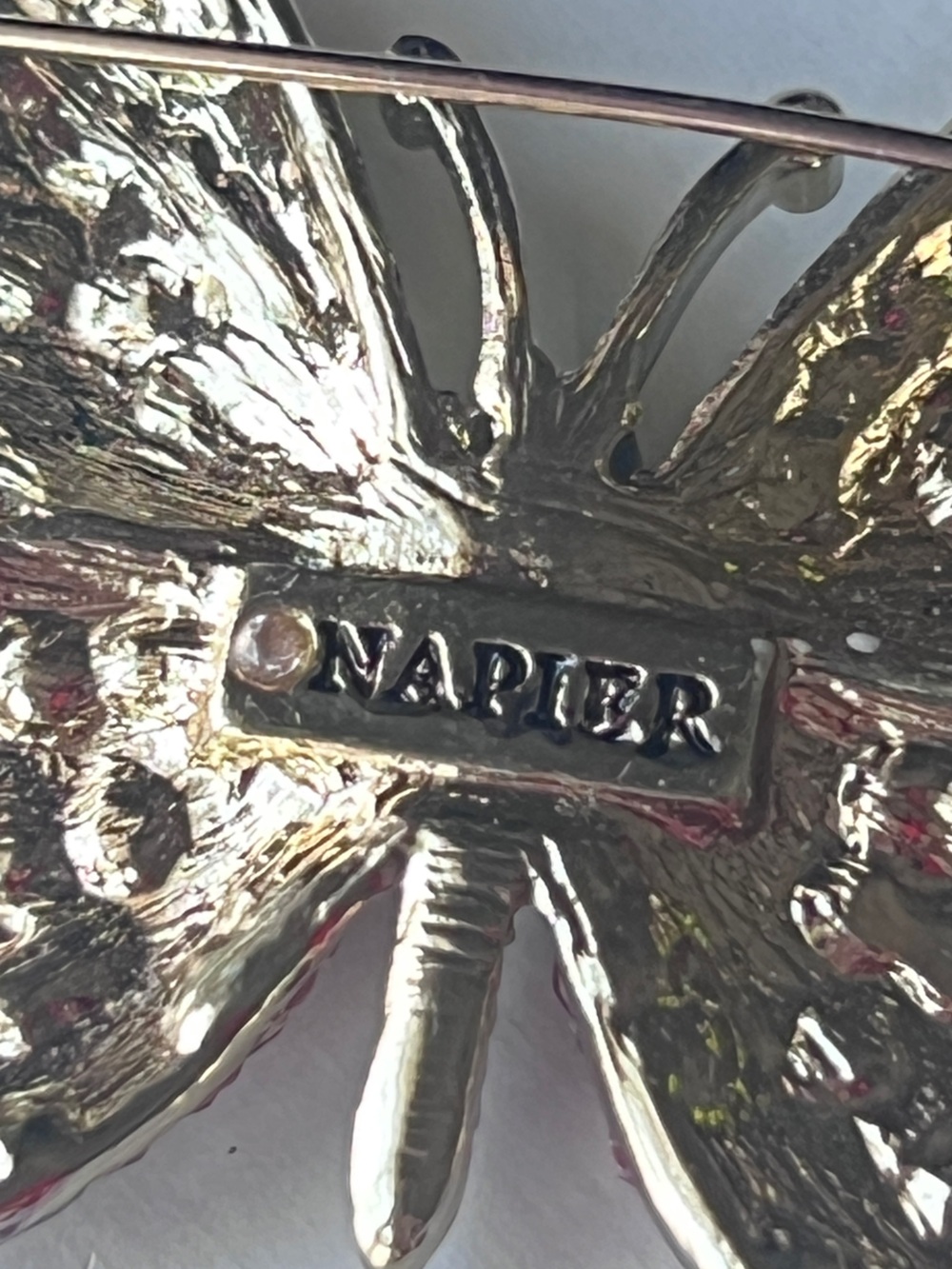 Vintage Signed NAPIER Butterfly Brooch Multi-Color Pavé Rhinestone Gold Tone 90s - Picture 4 of 8